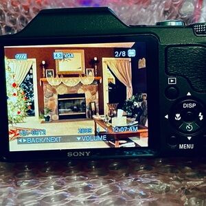 Sony Cybershot DSC-H7 8.1MP Digital Camera 15x Optical Zoom & Battery & Charger